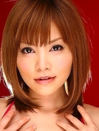 Hot Hitomi Yoshino loves to pose