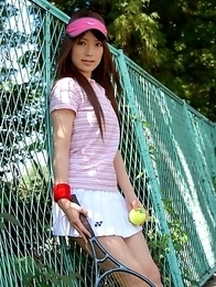 Nazuna Otoi shows off outdoors