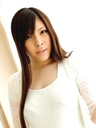 Hot lady Erena Tokiwa shows off