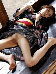 Shuri Maihama shows her nice kitty