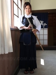 Kendo girl Jun Sena showing off