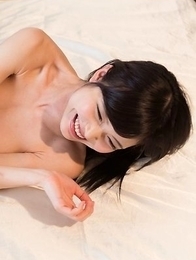 Hairy pussy hottie Shino Aoi gets eagerly finger-blasted while chilling on a bed