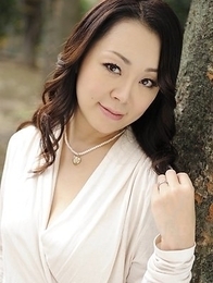Yuna Yamami in a white dress is very elegant