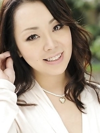 Yuna Yamami in a white dress is very elegant