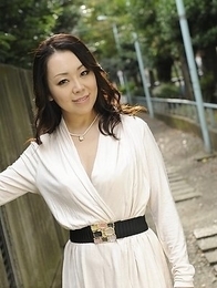 Yuna Yamami in a white dress is very elegant