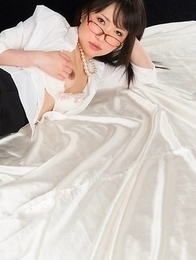 Nerdy secretary-looking babe, Minami Sakaida, shows her feet and heels
