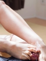 Short-haired goddess Akari Misaki shows her pussy before a great FootJob