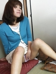 Juri Kitahara gives blowjob and rubs pussy