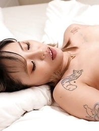 Yuxi Cheats Her Fianc� With Her Dead-Beat Ex