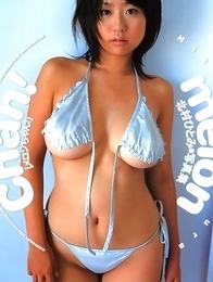 Hitomi Kitamura with big melons has hot holiday at the sea