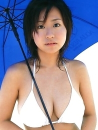 Hitomi Kitamura with big melons has hot holiday at the sea