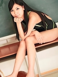 Saemi Shinohara shows sexy legs in bath suit in classroom
