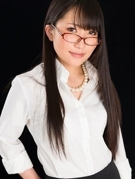 Nerdy secretary-looking babe, Minami Sakaida, shows her feet and heels