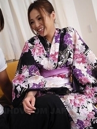 Miu Tamura in kimono sucks cock of the food delivery man so fine.