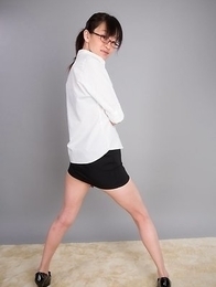 Heels-wearing ponytailed beauty Ayaka Mikami shows that hole on camera