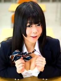 Young schoolgirl Shinjo Nozomi show her nice ass
