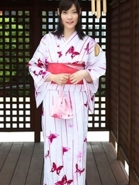 Airi Sakuragi raises geisha outfit to show her sexy legs