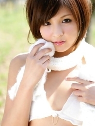 Rina Nagasaki comes in white lingerie to play in nature