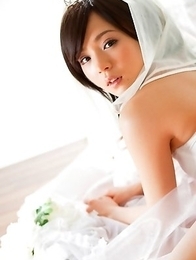 Runa Hamakawa naughty bride exposes her appetizing behind