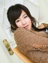 Natsuki Takahashi in short tight skirt shows hot cleavage