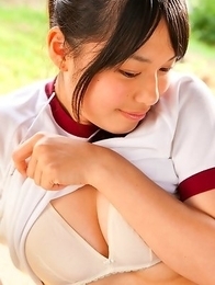 Tomoe Yamanaka babe takes sports pants off and exposes ass in garden